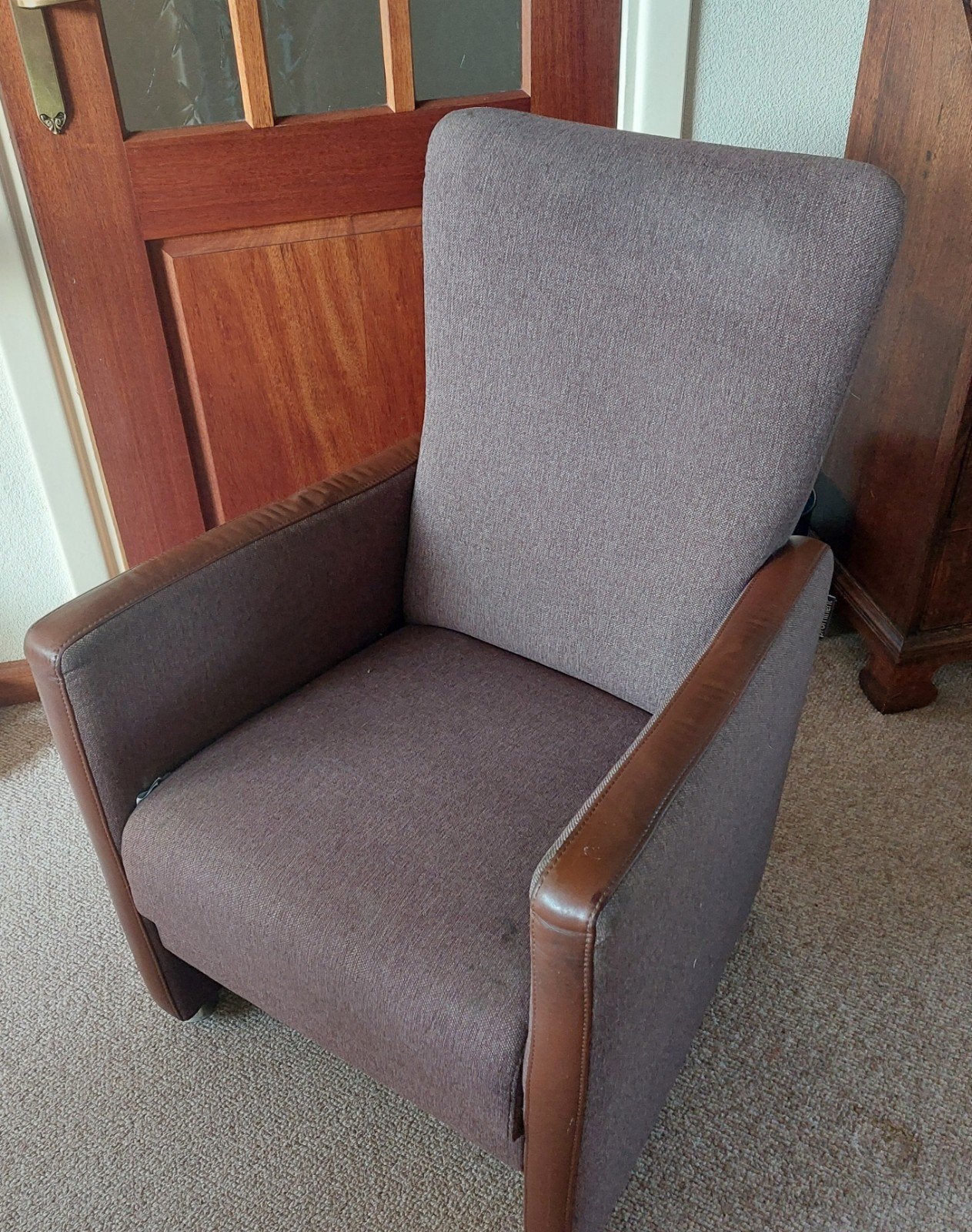 Prominent fauteuil - Bruin stof en leer, Ophalen, Gebruikt, Modern comfort, 75 tot 100 cm