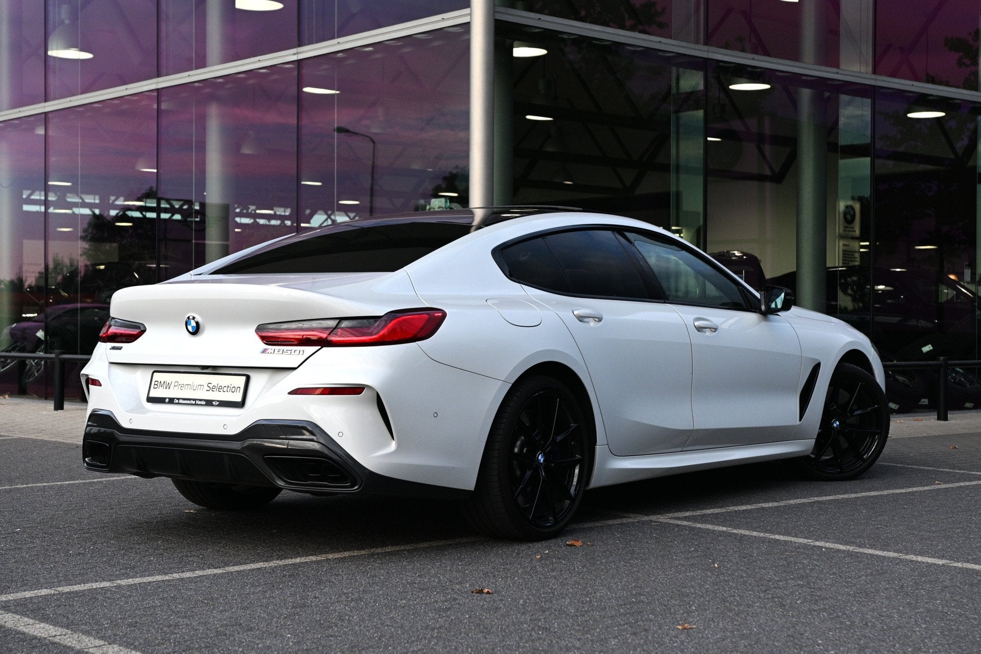 BMW 8 Serie Gran Coupé M850i xDrive M Sport Automaat / Pano, Auto's, Dealer onderhouden, Gebruikt, 4395 cc, Wit