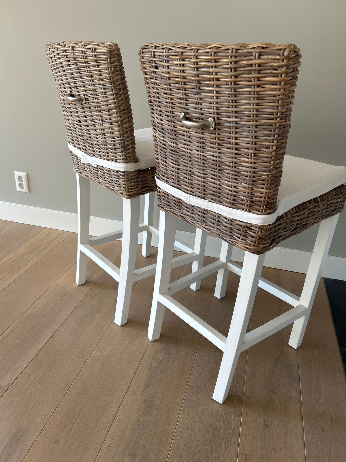Set van 2 rotan barkrukken met witte kussens, Huis en Inrichting, Barkrukken, Ophalen, Zo goed als nieuw, 90 cm of meer, Hout