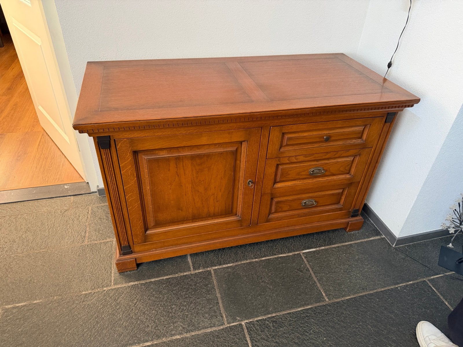 Eikenhouten kersen gekleurde kast met lades en deur, Huis en Inrichting, Kasten | Dressoirs, Ophalen, 100 tot 150 cm, Eikenhout