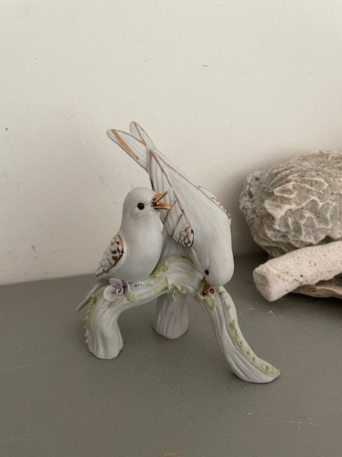 Vintage vogel beeldje Capodimonte. Wit met gouden vogels., Ophalen