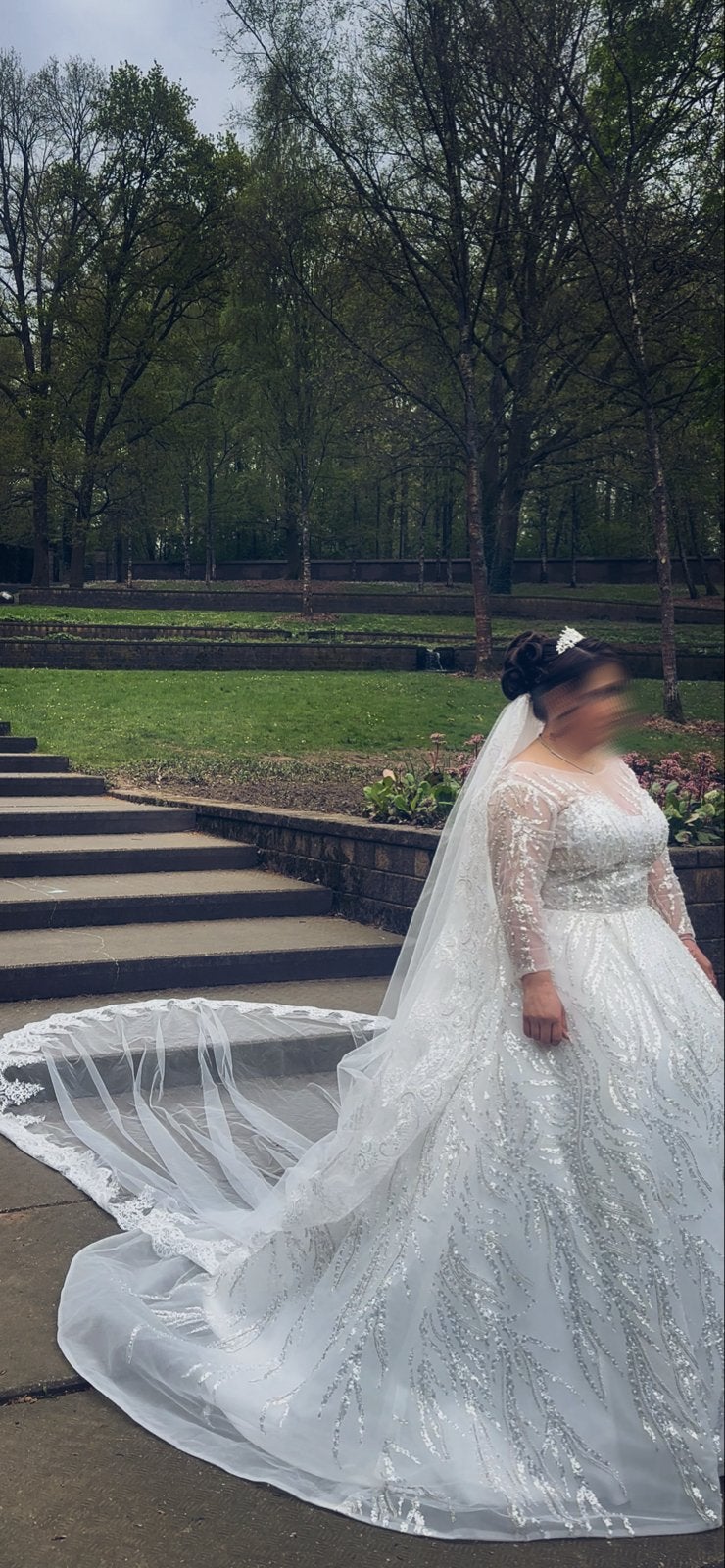 Prachtige trouwjurk met lange sleep en glitterdetails, Ophalen of Verzenden, Zo goed als nieuw, Wit, Trouwjurk