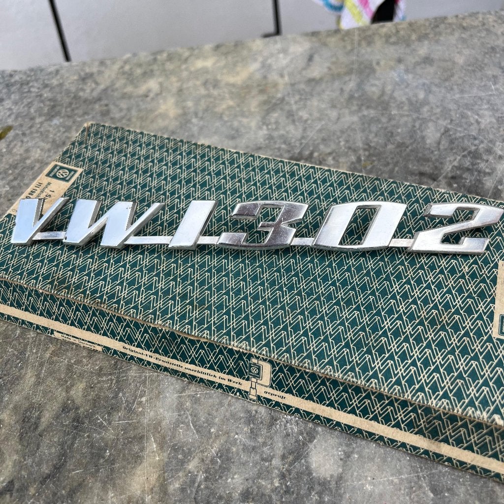 908 VW Kever 1302 embleem (opschrift) voor motorkap 71-72, Ophalen of Verzenden, Gebruikt