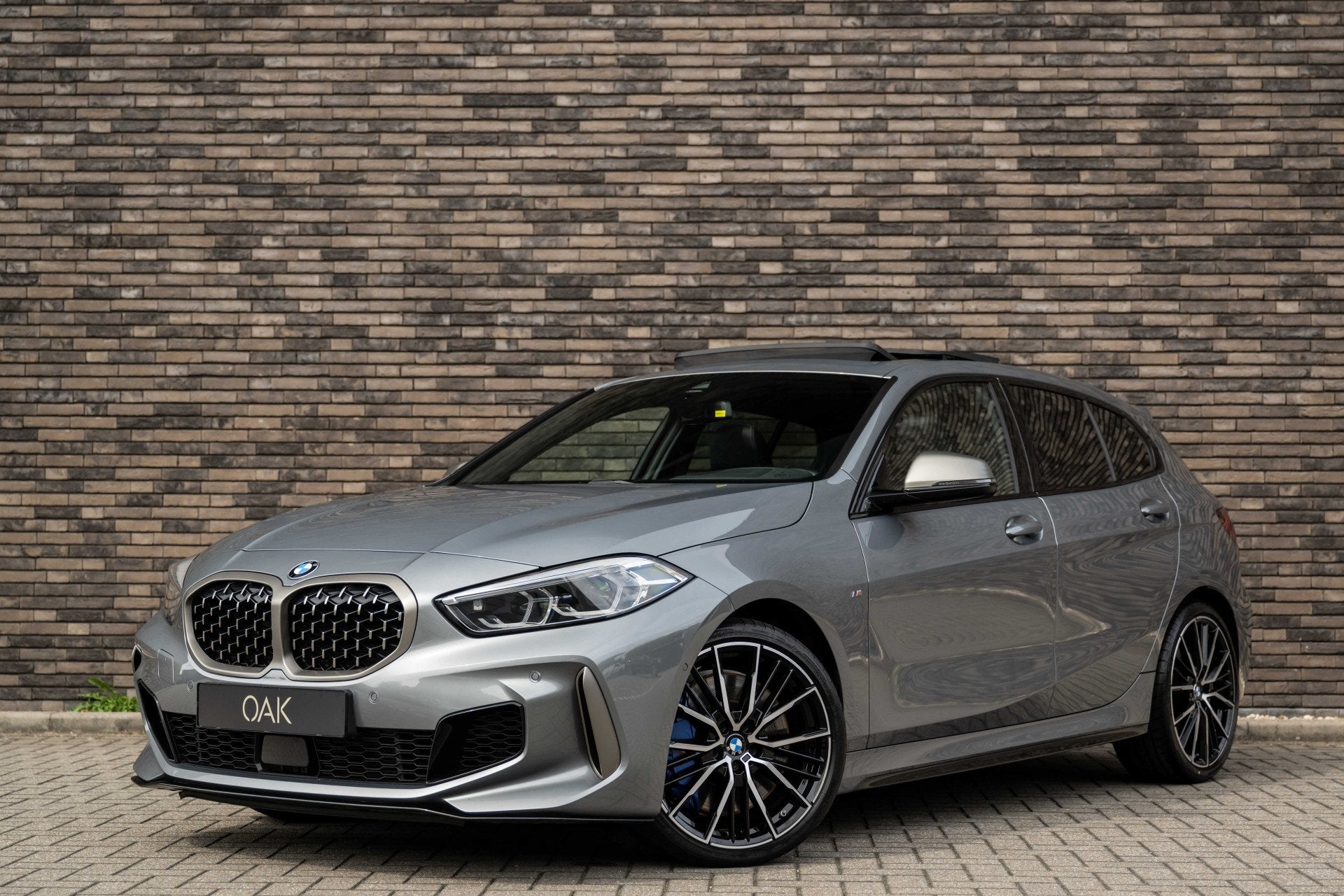 BMW 1-serie M135i xDrive | Live Cockpit | Panorama | Leder |, Auto's, BMW, Gebruikt, Zwart, 4 cilinders, Bedrijf
