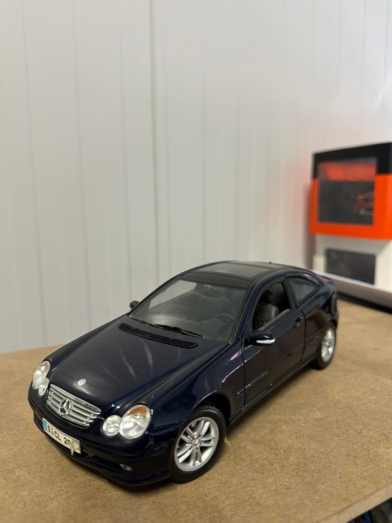 Mercedes-Benz c klasse coupe modelauto 1:18 maisto, Hobby en Vrije tijd, Modelauto's | 1:18, Ophalen of Verzenden, Gebruikt, Auto