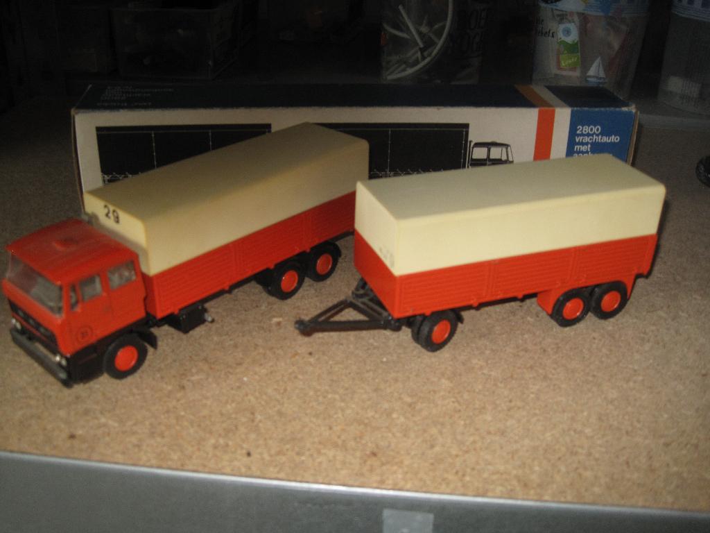 Lion car 64 Daf 2800 dubbelasser met aanhangwagen, Hobby en Vrije tijd, Modelauto's | 1:50, Ophalen of Verzenden, Zo goed als nieuw