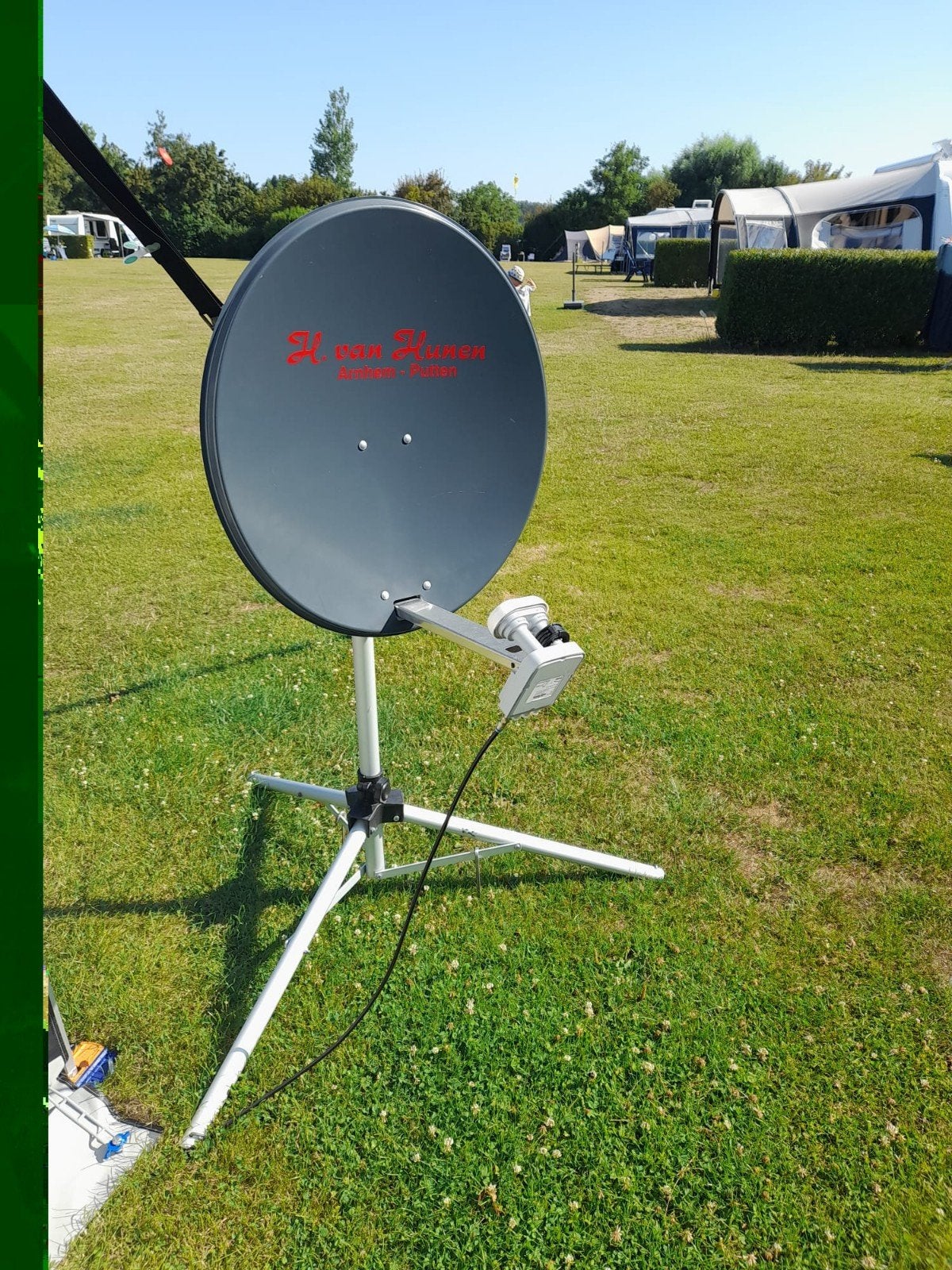 mooie schotel antenne met duo LNB compleet met bedrading, Ophalen, Zo goed als nieuw, Overige merken