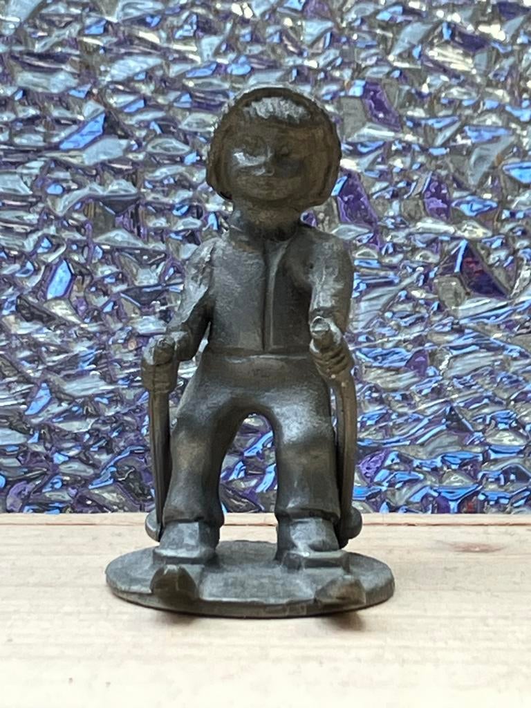 Tinnen figuur: Jongen op skies, Ophalen of Verzenden, Gebruikt, Mens