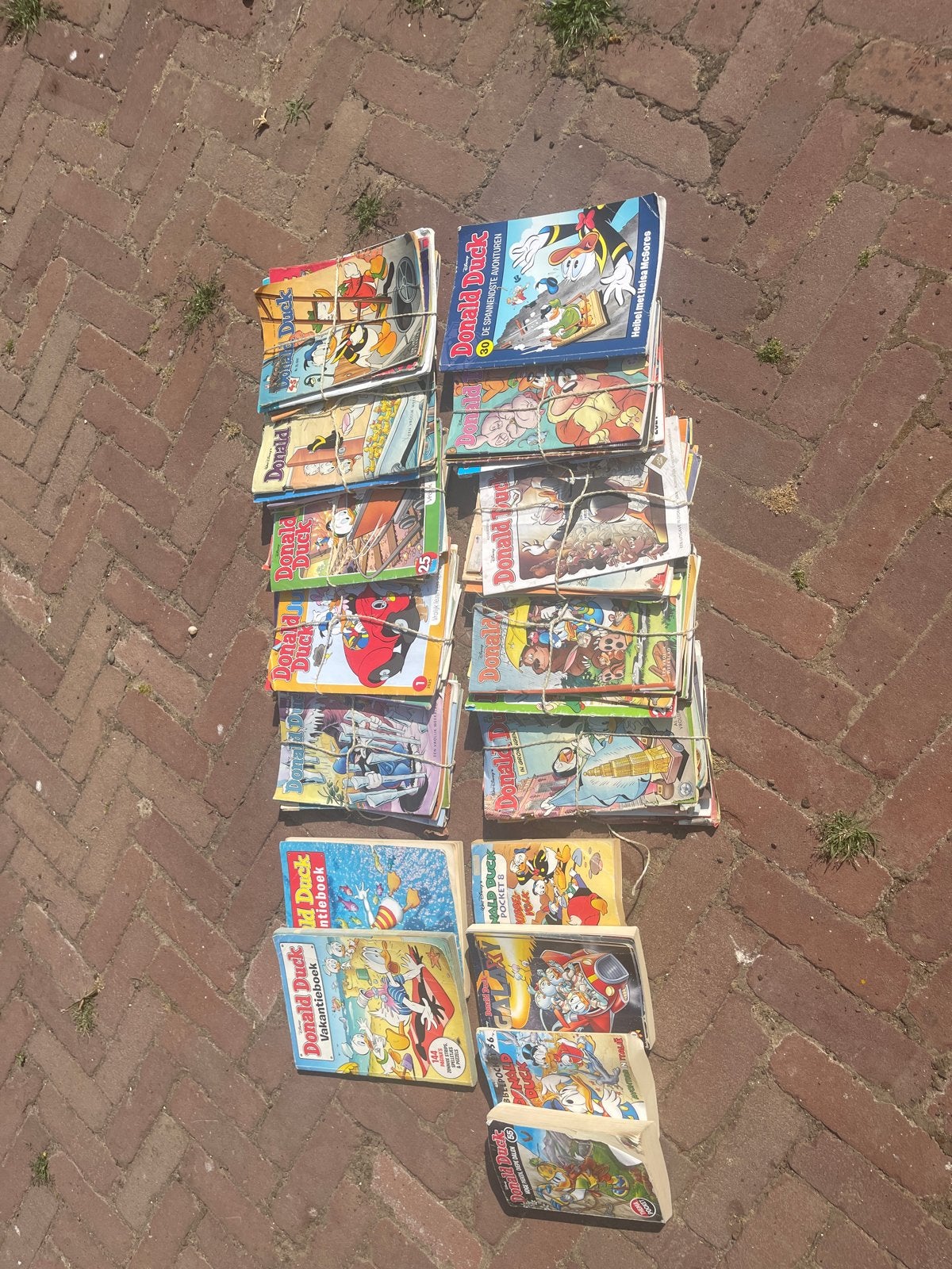 Donald Duck tijdschriften, pockets en vakantieboeken, Meerdere stripboeken, Ophalen of Verzenden, Gelezen