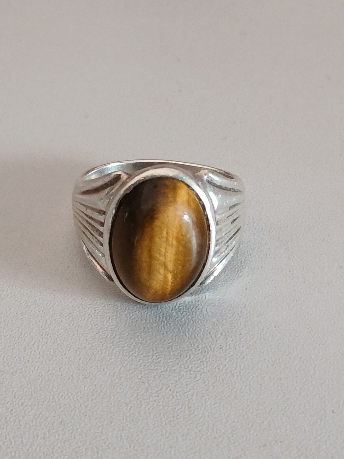Zilveren ring met Tijgeroog steen, 20 of groter, Ophalen of Verzenden, Zo goed als nieuw, Dame of Heer