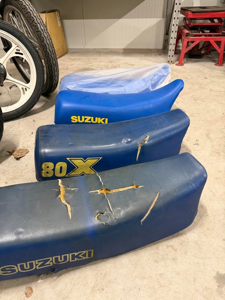 Diverse Suzuki TSX zadels - Gebruikt, Fietsen en Brommers, Brommers | Crossbrommers, Gebruikt, Ophalen of Verzenden