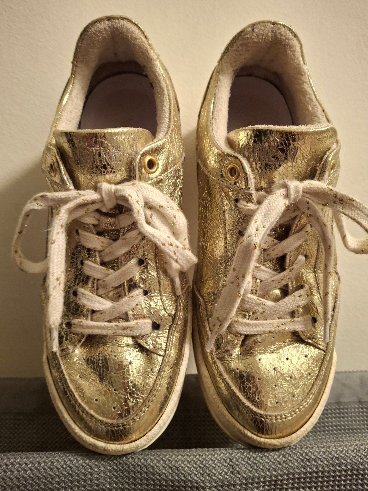 Notre V dames  goudkleurige sneakers maat 37, Kleding | Dames, Schoenen, Overige kleuren, Ophalen of Verzenden, Sneakers of Gympen