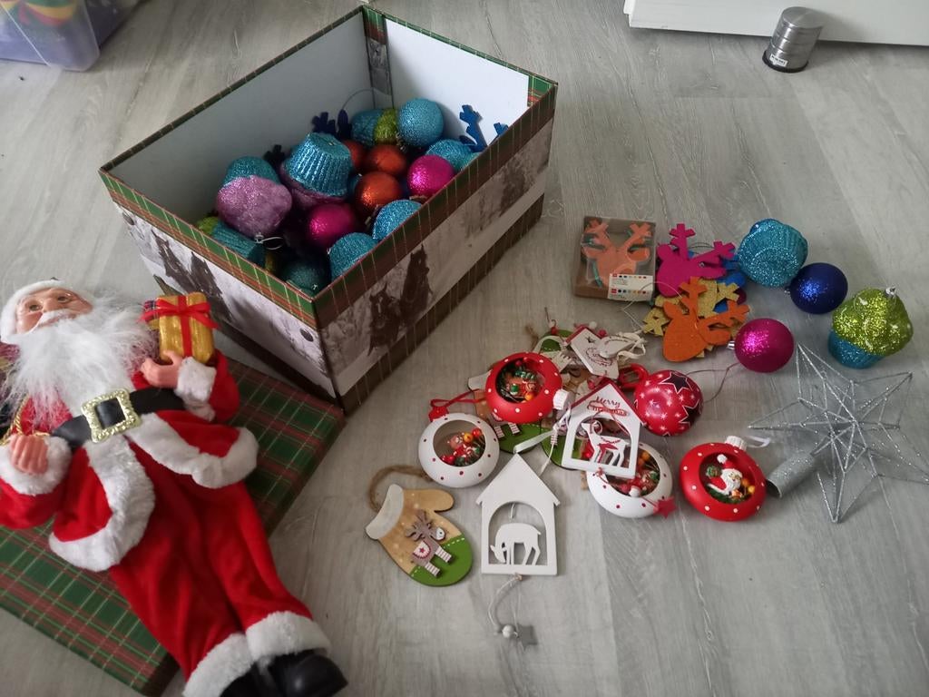 Variatie aan kerstboomversiering plus kerstman, Ophalen