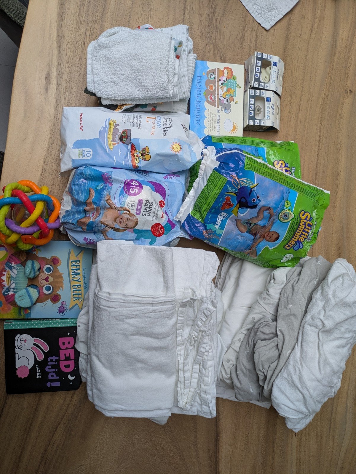 gratis babypakket: zwemluiers, hoeslakens, mandje, boekjes e, Kinderen en Baby's, Ophalen, Gebruikt