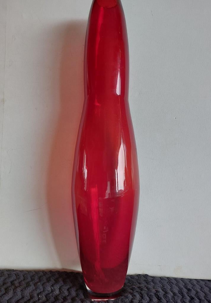 Prachtige rode 65 cm grote glazen vaas - Made in Romania, Antiek en Kunst, Ophalen