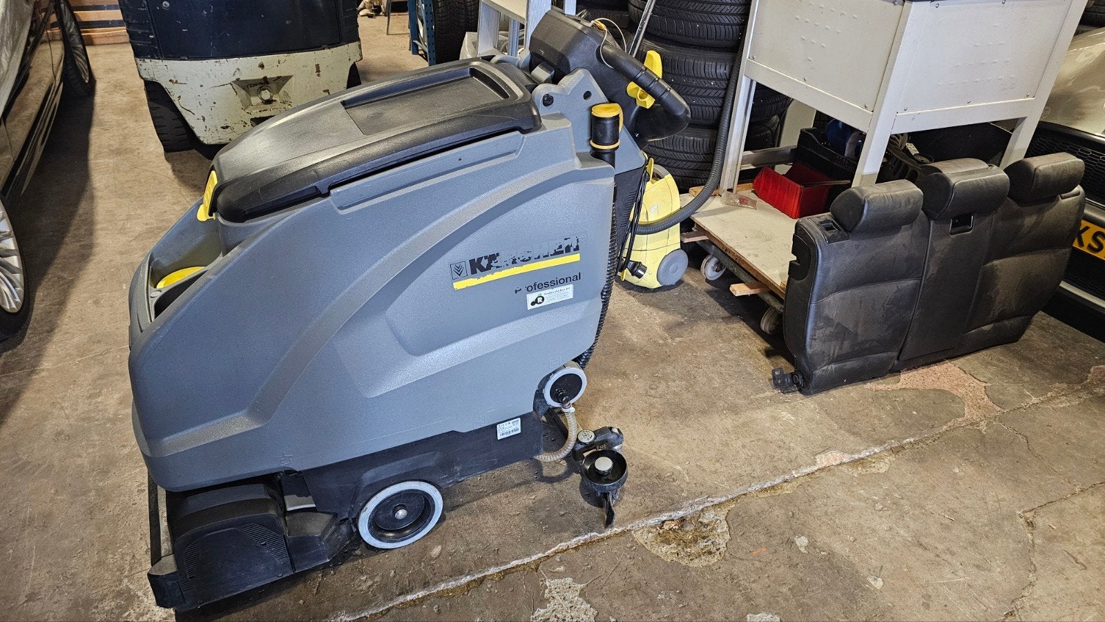 Karcher Professionele B40 C Schrobzuigmachine, Ophalen