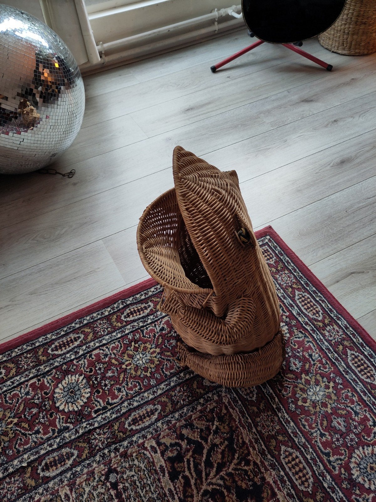 Vintage rieten/rotan krantenhouder - Olivier Cajan design, Vintage, Gebruikt, Ophalen of Verzenden, Natuurlijk materiaal