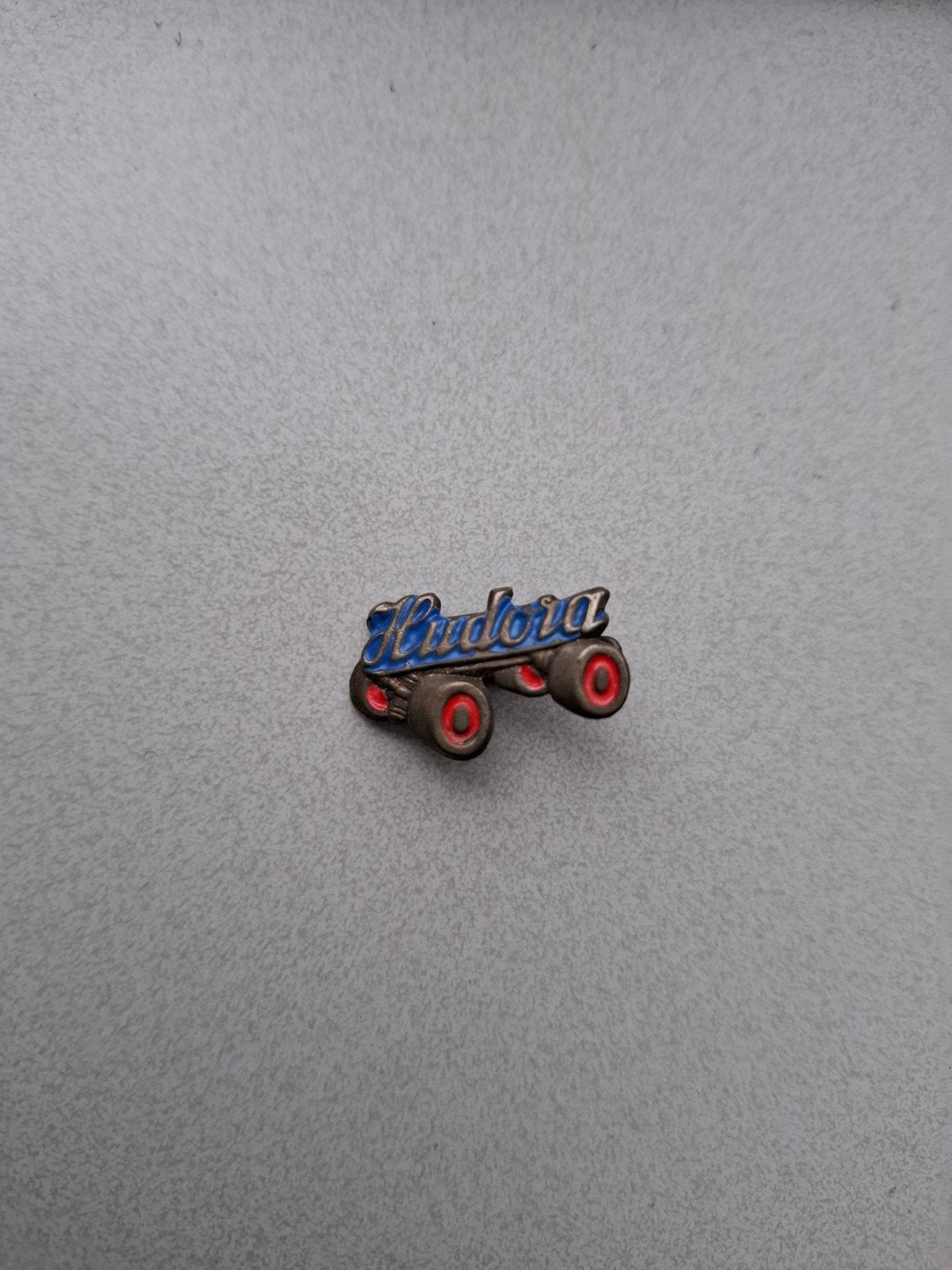 Vintage speldje pin Hudora rolschaats, Ophalen of Verzenden