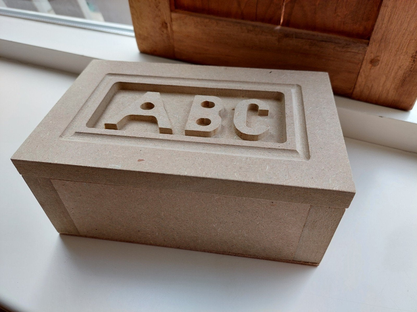 Houten opbergdoosje met ABC-reliëf (19x12x8 cm), Minder dan 50 cm, Nieuw, Minder dan 50 cm, Ophalen of Verzenden