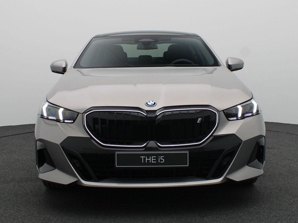 BMW i5 eDrive40 | M Sport Package | M Sport Package Pro | Eq, Automaat, 2095 kg, 510 min, Zwart