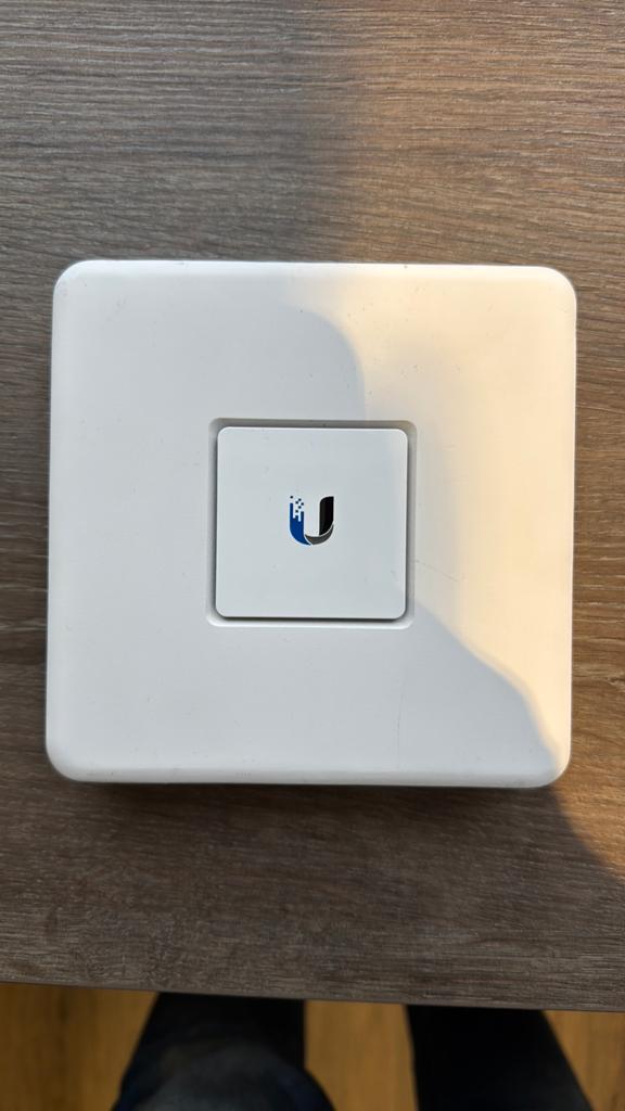 Ubiquiti UniFi Security Gateway (USG), Ophalen of Verzenden, Gebruikt, Router