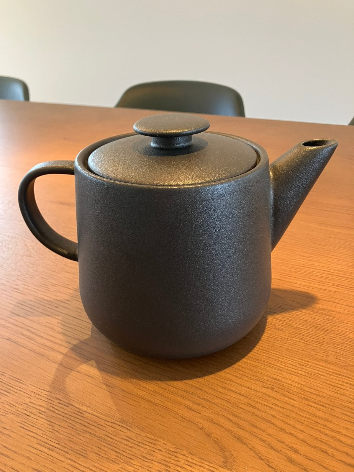 Hema theepot aardewerk mat zwart ZGAN, Huis en Inrichting, Hema, Ophalen of Verzenden, Zo goed als nieuw, Aardewerk