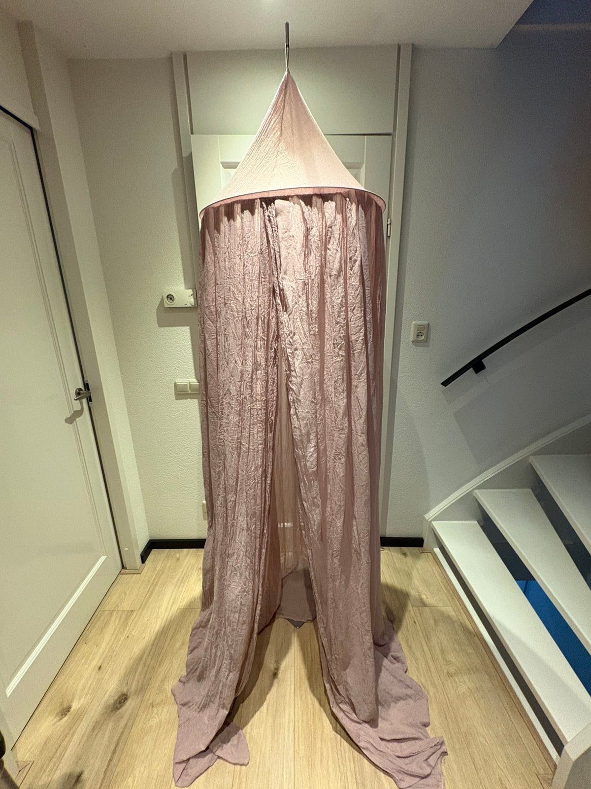 Oud roze klamboe met voet, Ophalen, Zo goed als nieuw, Klamboe