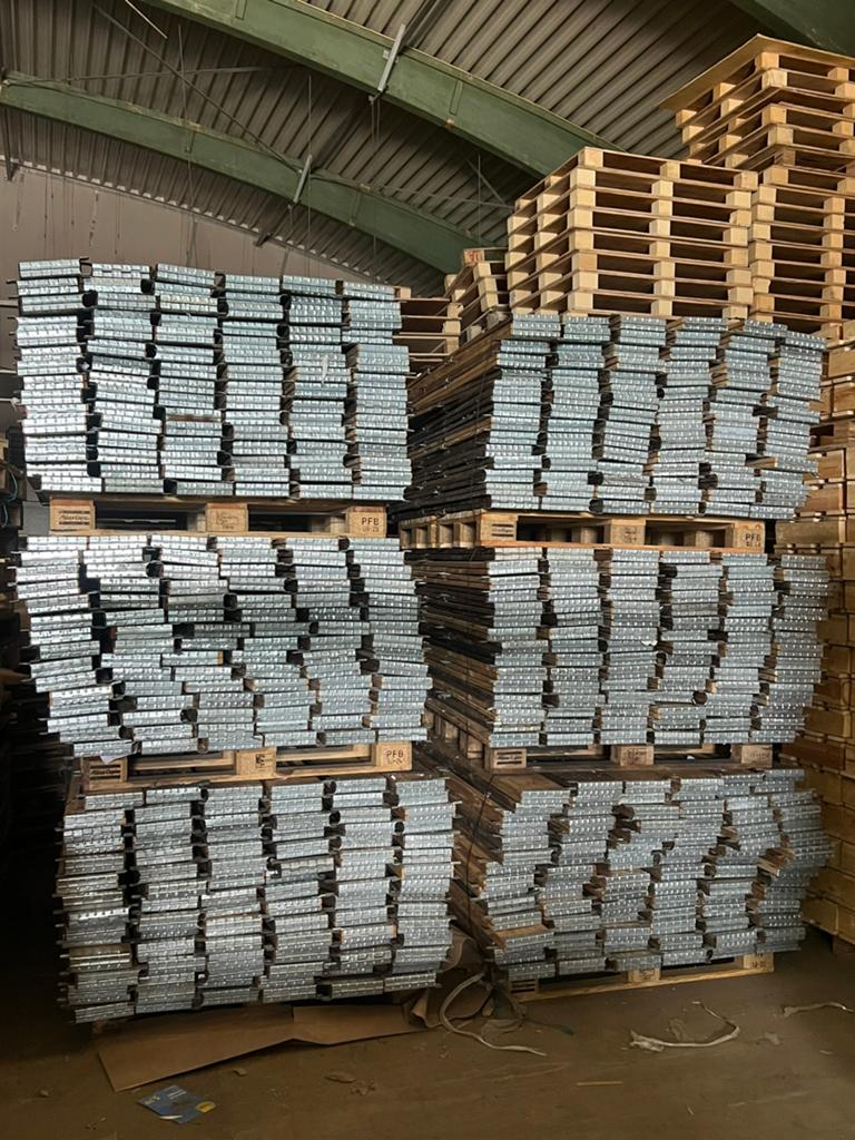 Palletranden / moestuinbakken te koop. € 6,- boven 50 stuks, Tuin en Terras, Bloembakken en Plantenbakken, Atlas copco, Gebruikt