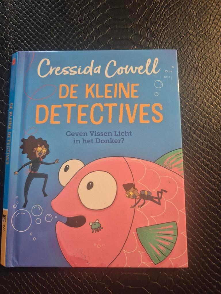 De kleine detectives, Ophalen of Verzenden, Zo goed als nieuw, Cressida Cowell