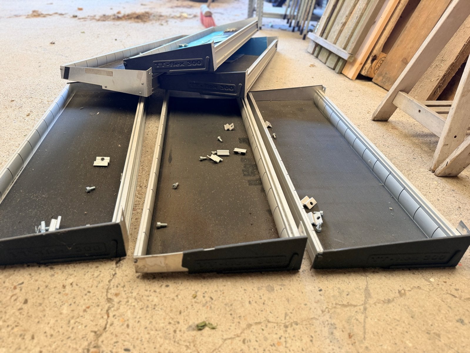 Bedrijfswageninrichting set 6 x flex 300 aluminium bakken, Ophalen, Gebruikt