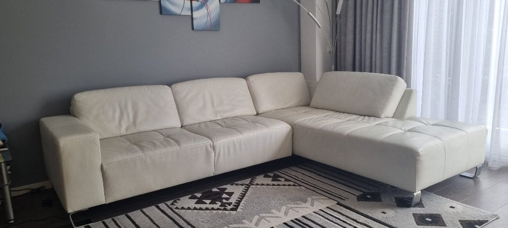 Witte lederen hoekbank met chaise longue, Ophalen, 250 tot 300 cm, Gebruikt, Hoekbank
