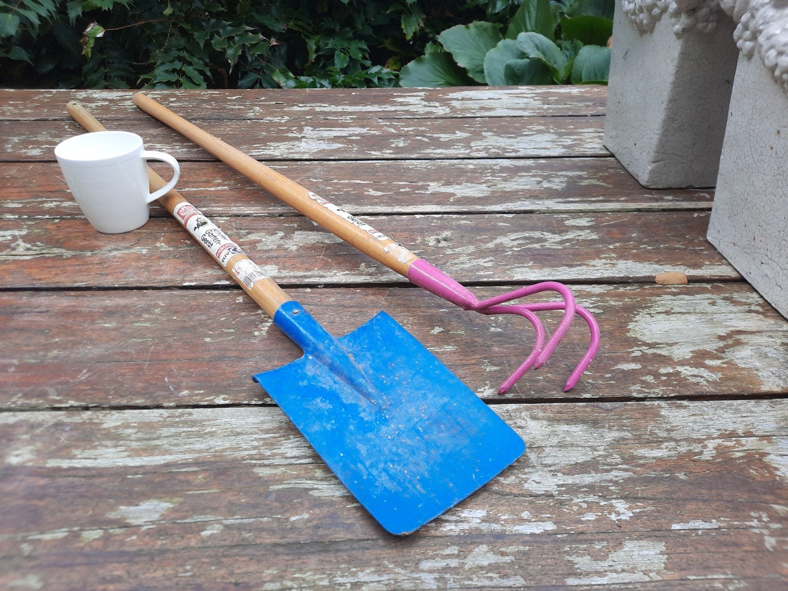 gratis in Apeldoorn 2 stuks kinder tuingereedschap, Ophalen, Gebruikt, Spade