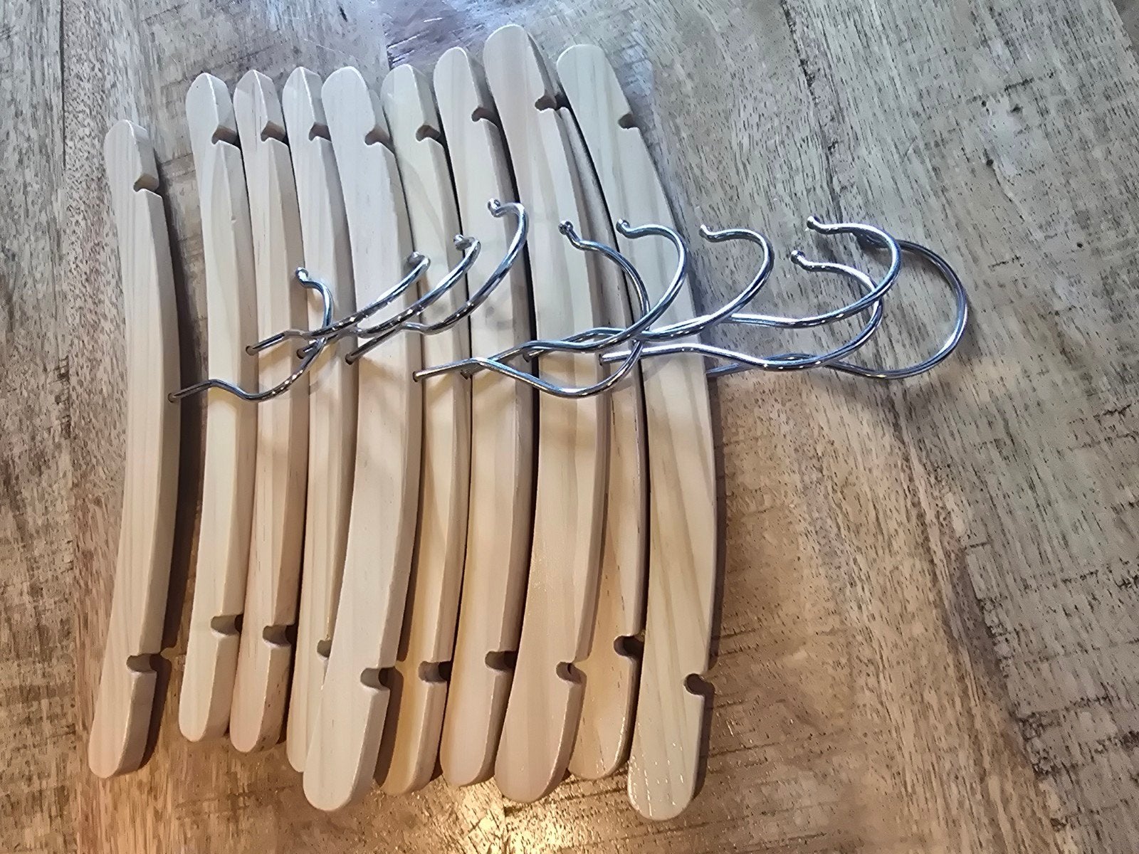 12 baby hangers - Houten kledinghangers voor baby's, Kleding | Dames, Kledinghangers, Ophalen of Verzenden, Gebruikt, Hout, Kinderen