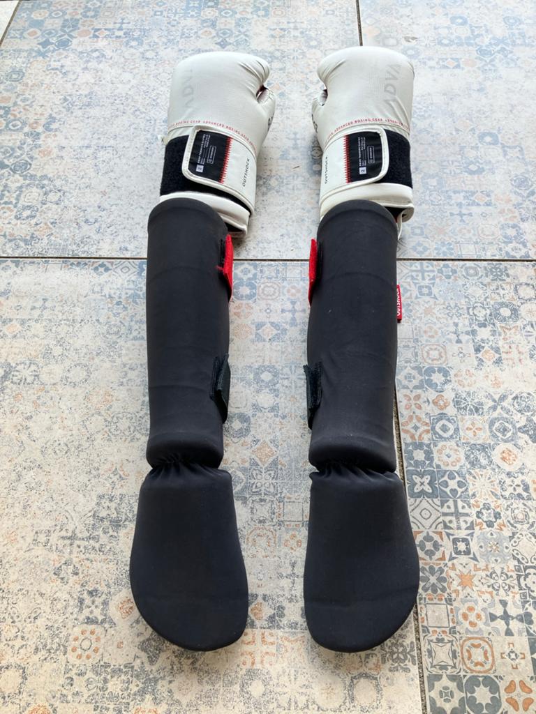 Bokshandschoenen en scheenbeschermers set, Sport en Fitness, Ophalen, Gebruikt, Bokshandschoenen