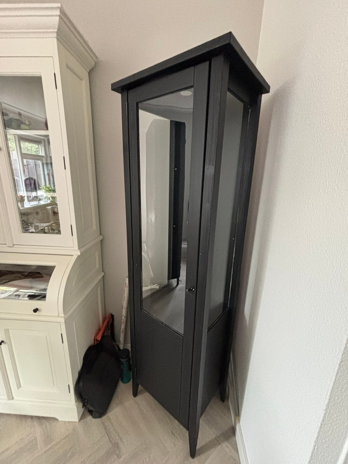Staande zwarte vitrine kast met 2 glasplaten en verlichting, Ophalen, Minder dan 50 cm, Overige houtsoorten, 150 tot 200 cm