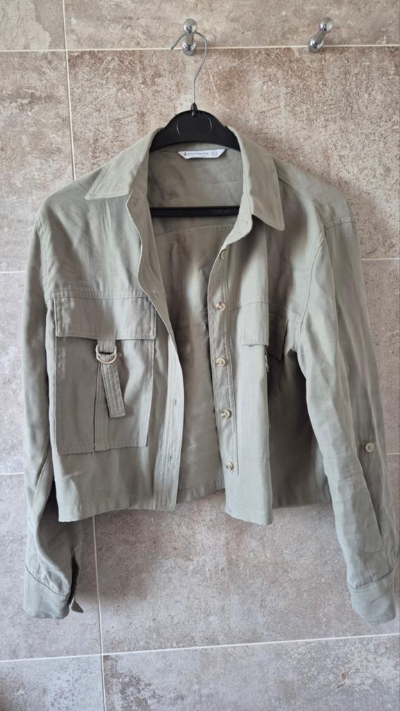 Stradivarius Cropped Overhemdjack - Maat M, Kleding | Dames, Jassen | Zomer, Maat 38/40 (M), Ophalen of Verzenden, Zo goed als nieuw