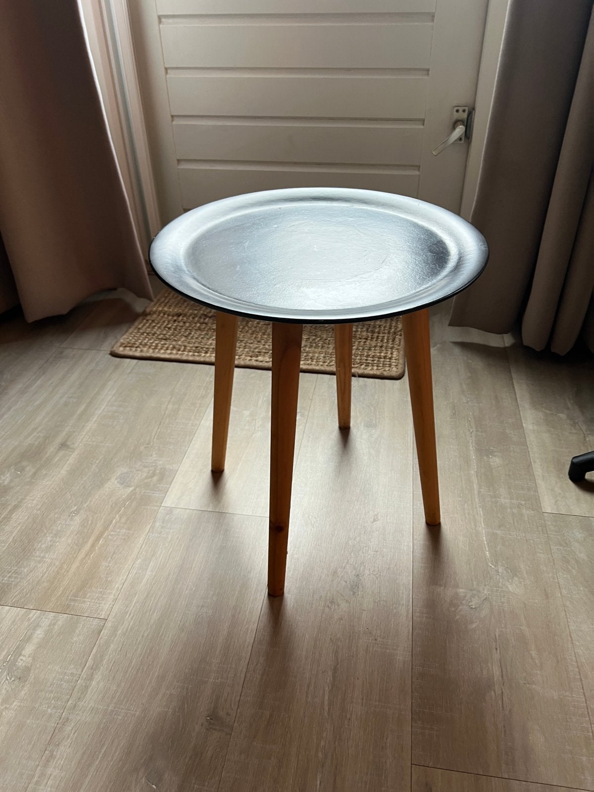 Zwart bijzettafeltje met hout kleurige poten, Ophalen, Minder dan 45 cm, Minder dan 55 cm, Gebruikt