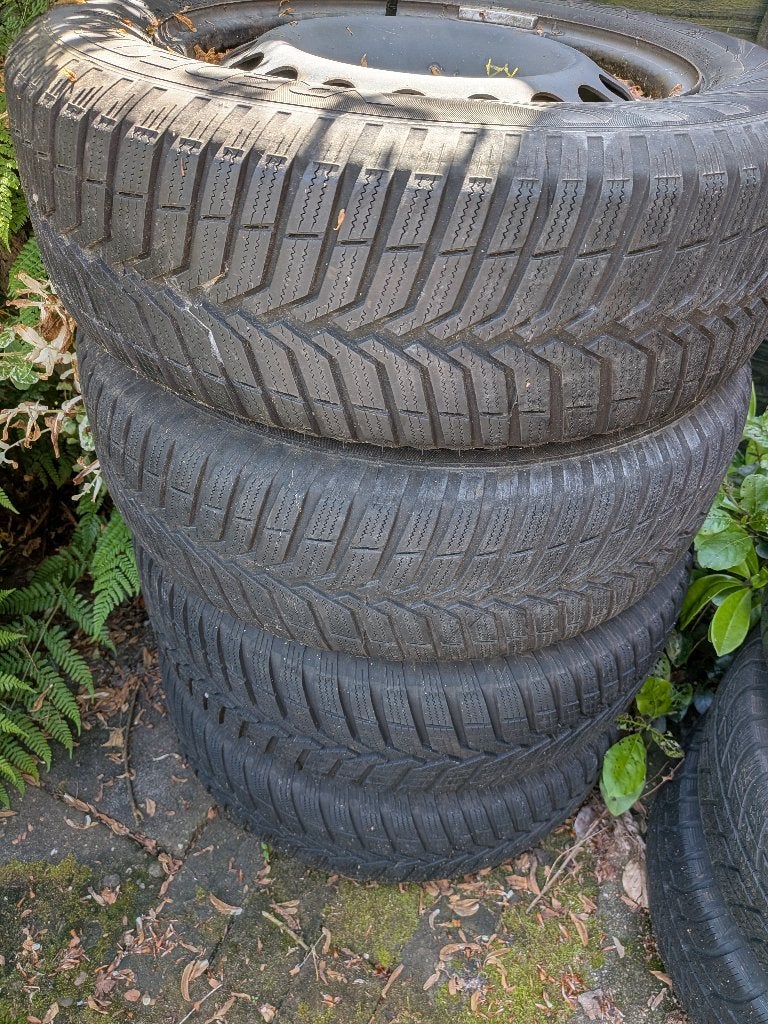 2 sets Winterbanden op velg 195/65 r15 en 165/65 r14, Auto-onderdelen, Banden en Velgen, Ophalen, 15 inch, Banden en Velgen, Winterbanden