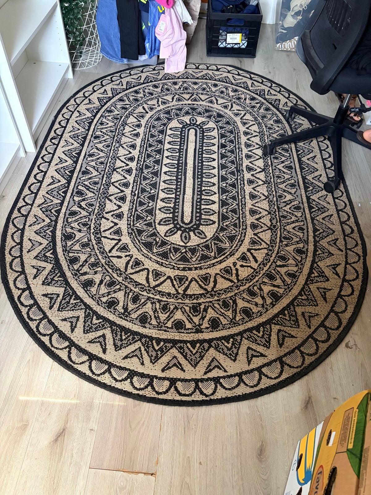 Ovaal vloerkleed zwart-beige patroon, goede staat, Huis en Inrichting, Stoffering | Tapijten en Kleden, Ophalen, Gebruikt, Zwart