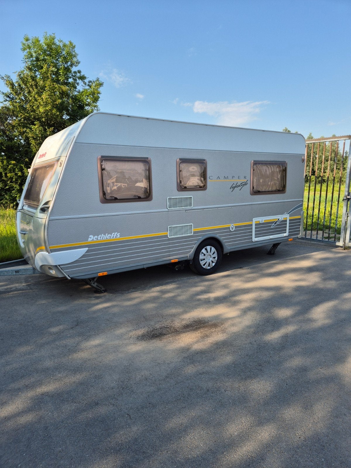 Dethleffs Life Style 450 Caravan - Compact en Compleet, Caravans en Kamperen, Caravans, Vast bed, Kachel, Rondzit, Bedrijf