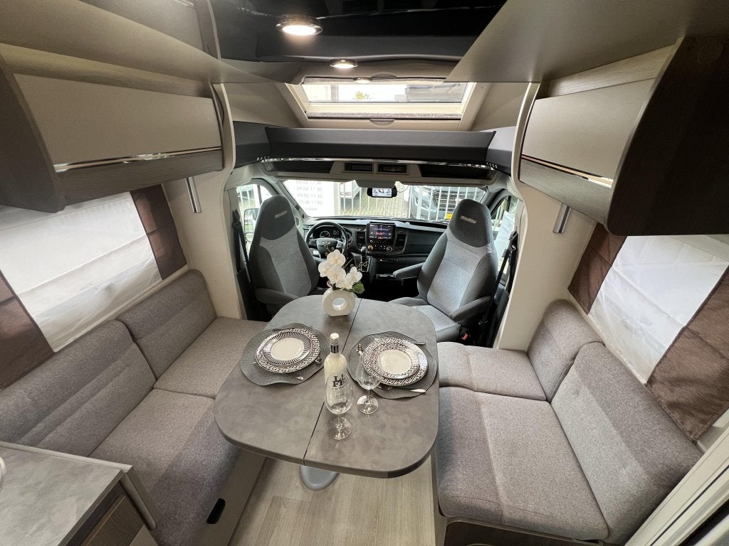 Chausson Titanium 708 QUEENSBED HEFBED F2F AUT, Caravans en Kamperen, Automaat, Ringverwarming, Ford, 7 tot 8 meter
