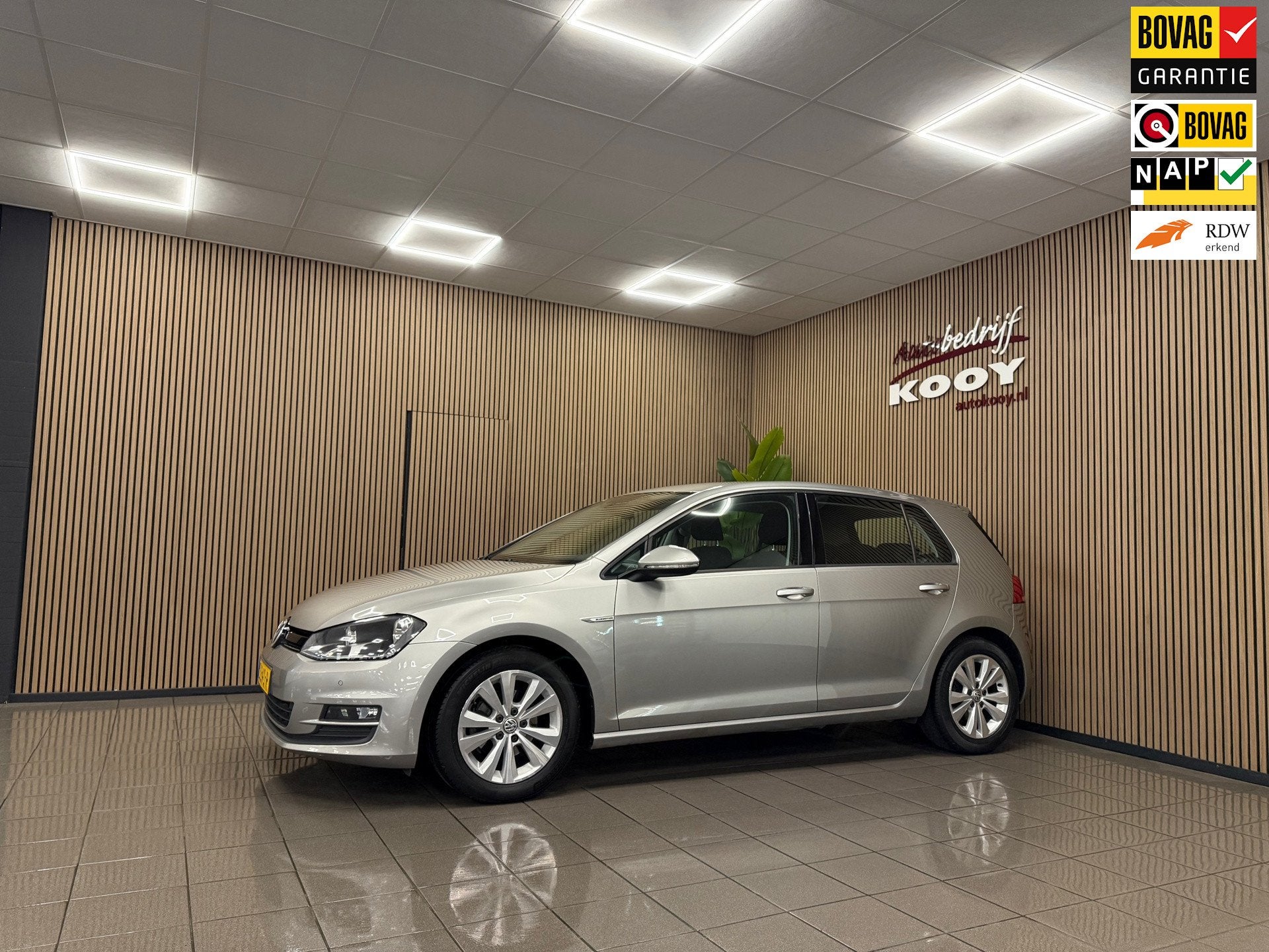 Volkswagen Golf 1.0 TSI Comfortline * Navigatie / Parkeersen, Auto's, Voorwielaandrijving, Stof, Gebruikt, Euro 6