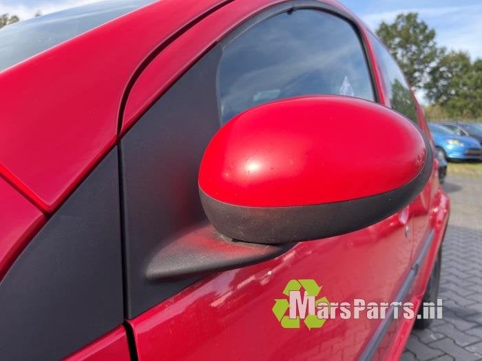 Buitenspiegel links van een Peugeot 107