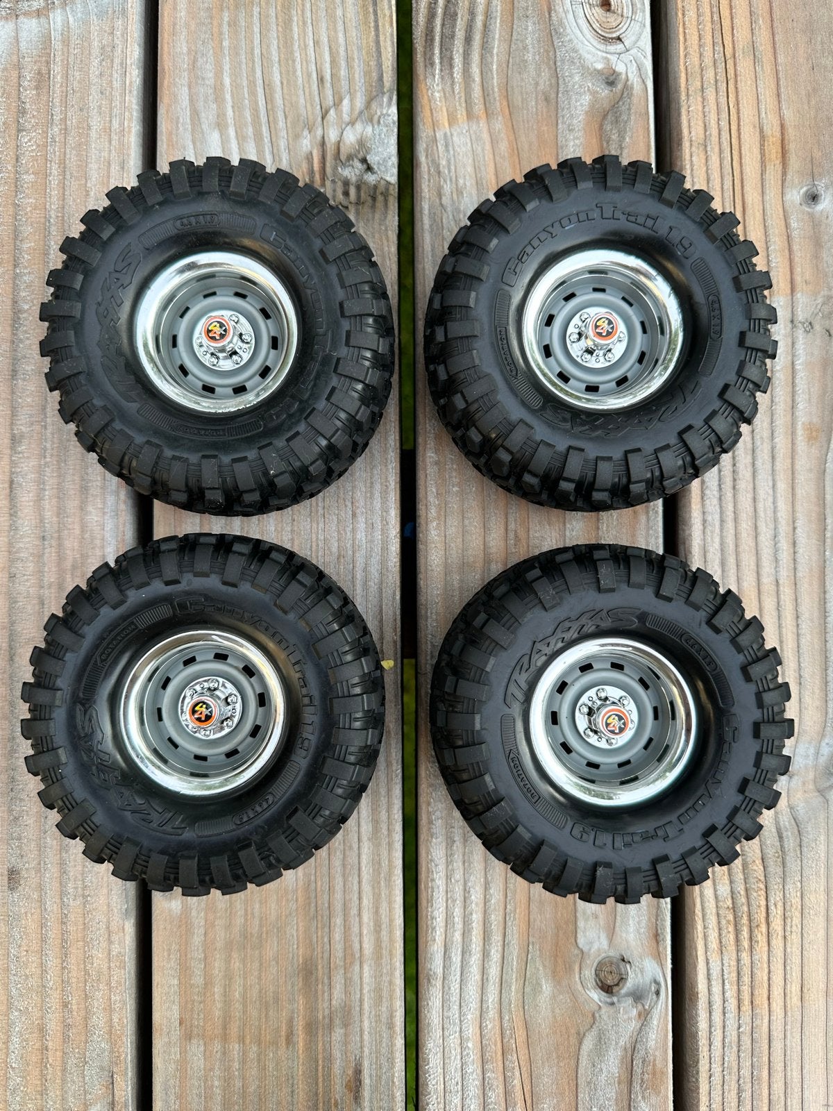 Traxxas Canyon Trail 1.9 Banden Set – Inclusief Chrome Caps, Hobby en Vrije tijd, Modelbouw | Auto's en Voertuigen, Overige merken
