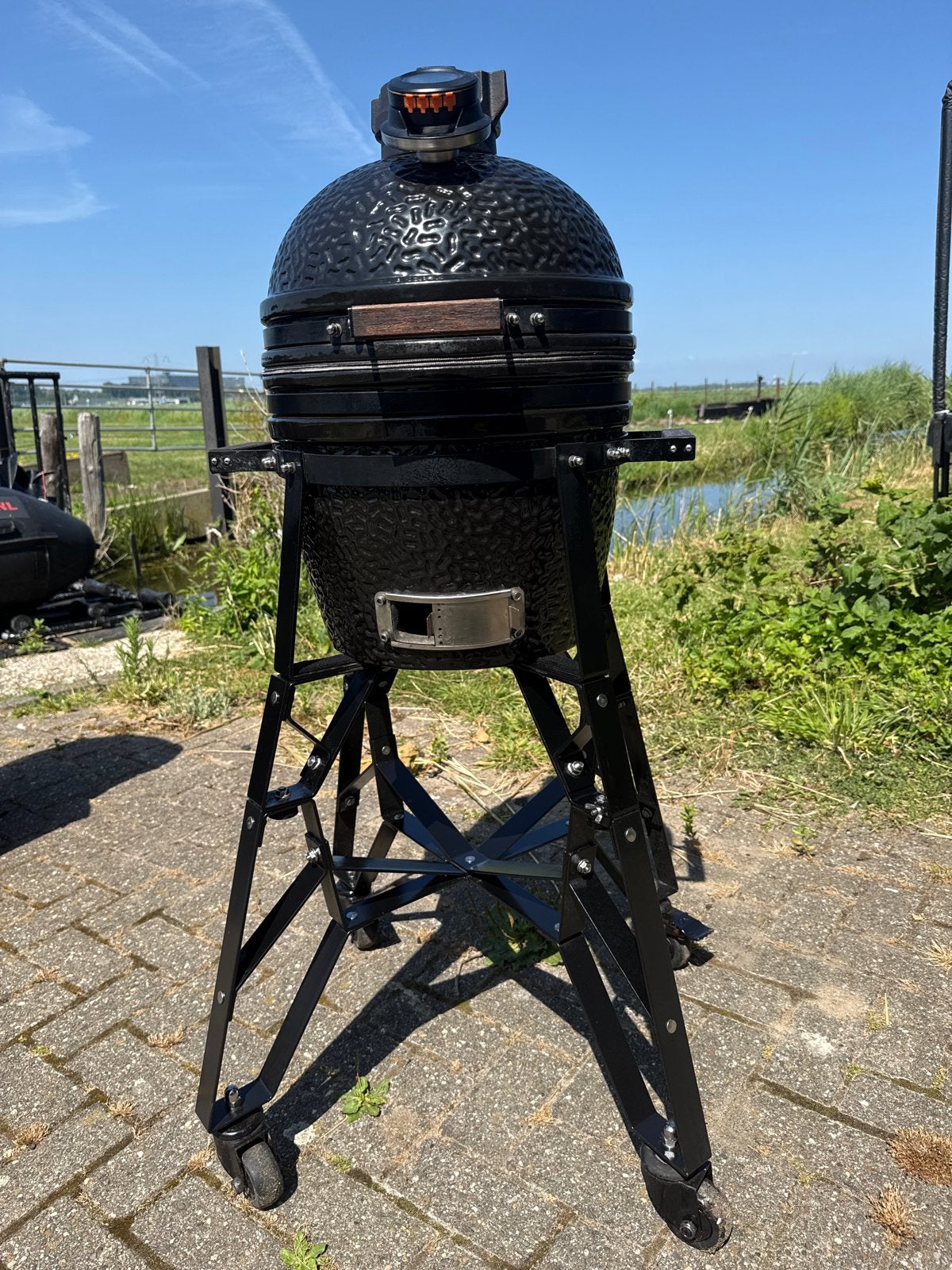 Bastard Kamado BBQ met onderstel en hoes - Zo goed als nieuw, Ophalen, Zo goed als nieuw
