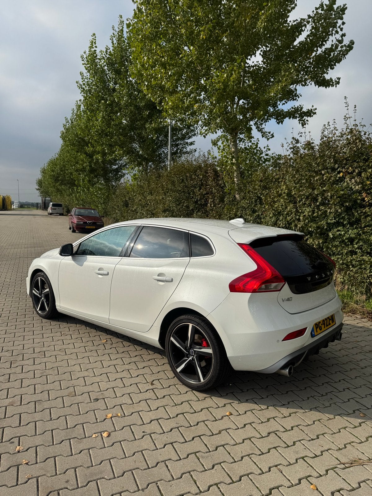 Volvo V40 2.0 D2 R design 150PK 2016 Wit, Voorwielaandrijving, 28 km/l, LED dagrijverlichting, Zwart