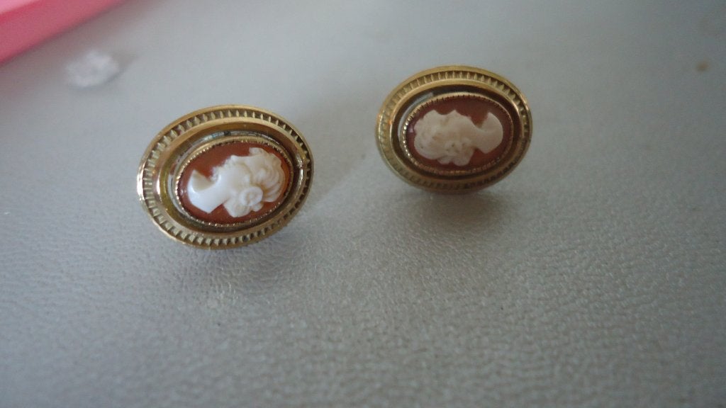 Goud /doublè oorbellen met schelp camee, Overige materialen, Ophalen of Verzenden, Zo goed als nieuw, Knopjes of Stekers