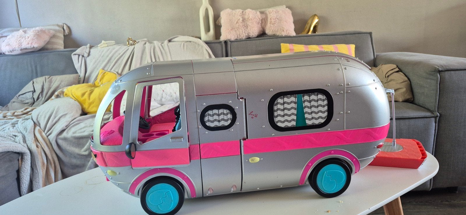 Leuke LOL Camper - Niet compleet, zonder accessoires, Kinderen en Baby's, Speelgoed | Speelgoedvoertuigen, Ophalen, Gebruikt