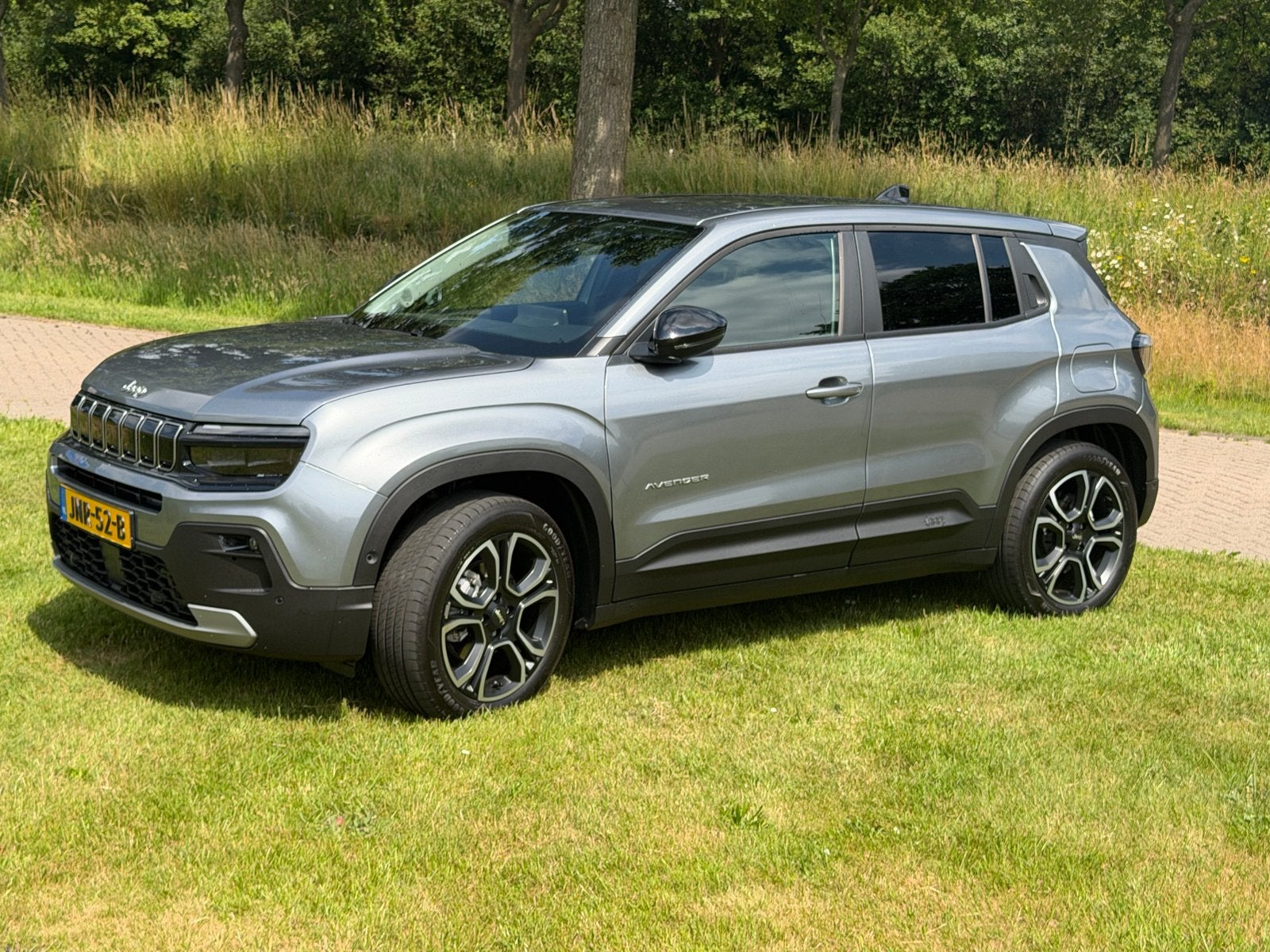 Jeep Avenger 1.2T E-hybrid 100pk Aut 2025 Grijs, Auto's, 1199 cc, Leder en Stof, Origineel Nederlands, 1100 kg