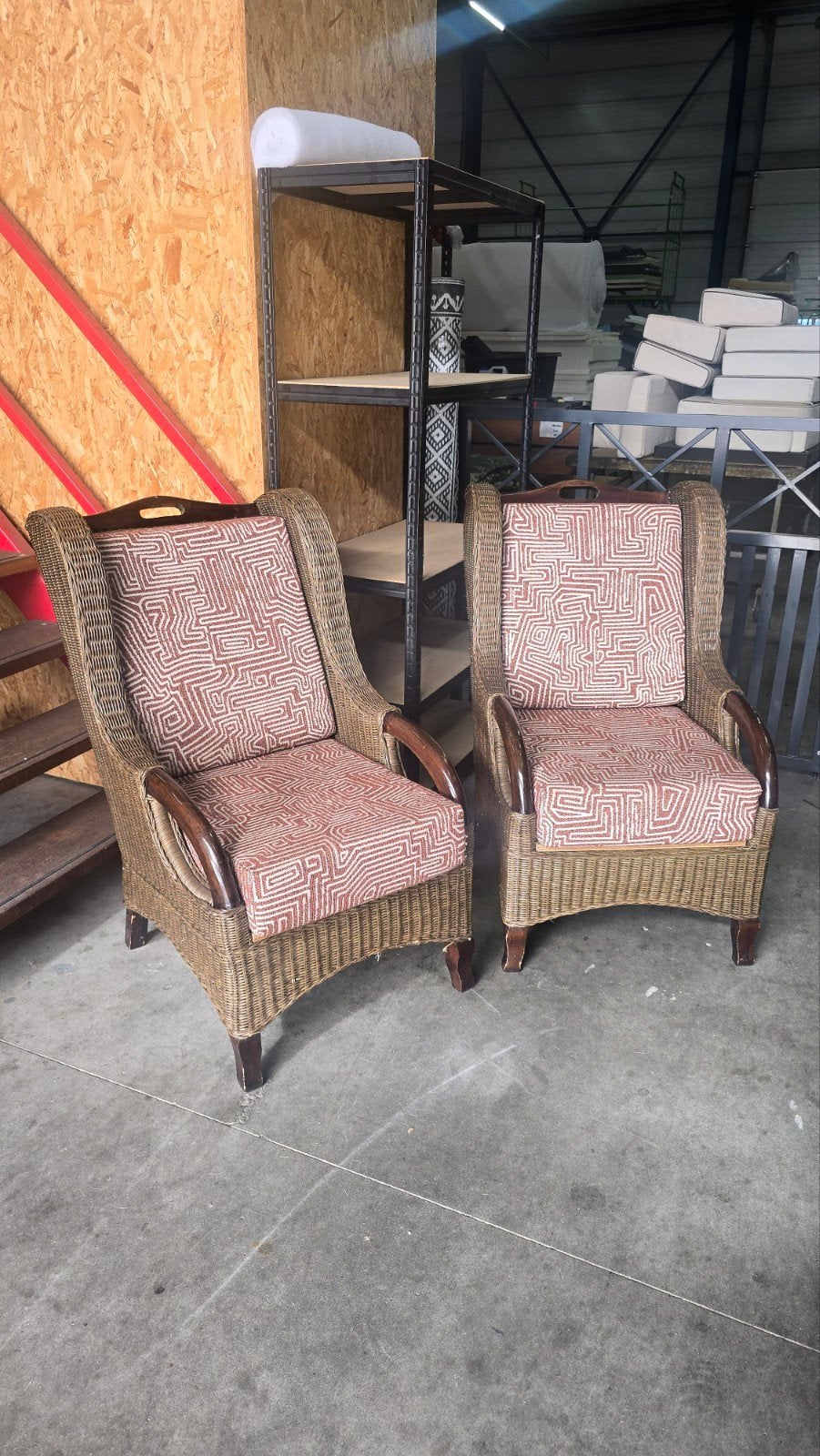 Grote rieten stoelen met nieuwe kussens, Ophalen, Gebruikt, Twee, Bruin